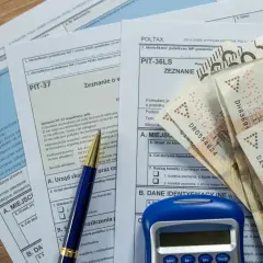 Formularze PIT, pieniądze i kalkulator. Czas rozliczyć się z urzędem skarbowym, a status mieszkaniowy to ważna informacja do wpisania.