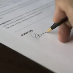 Podpisanie dokumentu. Zastanawiasz się, ile trwa kadencja prezesa spółdzielni mieszkaniowej? Formalności i podpisy to klucz do sprawnego zarządzania.