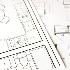 Plany architektoniczne ukazują adaptację projektu budowlanego, z zaznaczonymi kuchnią, łazienką i stołem.
