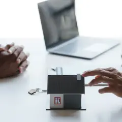 Na spotkaniu omawiane są formalności związane z kredytem hipotecznym. Klient czeka na decyzję banku, ile czasu ma bank na przelew kredytu hipotecznego.