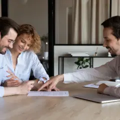 Para omawia z agentem umowę, gdzie omawiana jest co to kaucja.