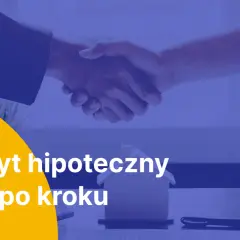 Uścisk dłoni symbolizujący transakcję. Na pierwszym planie model domu i tekst: "Kredyt hipoteczny krok po kroku".