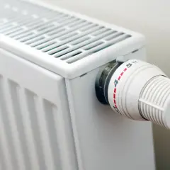 Termostat na grzejniku ustawiony na 4. To prosty sposób, jak obniżyć koszty ogrzewania w spółdzielni.