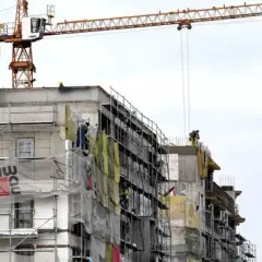 Ile zarabia deweloper miesięcznie? Zaskakujące różnice w wynagrodzeniach