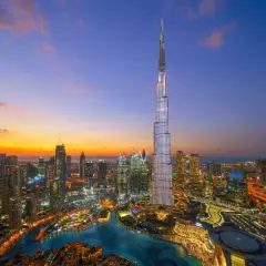Zachód słońca nad Dubajem, z Burj Khalifa w centrum. To imponujące wieżowce, które pokazują, jak wysoki jest Burj Khalifa.
