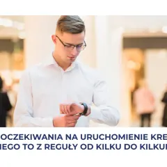 Mężczyzna w białej koszuli sprawdza zegarek. Czas oczekiwania na uruchomienie kredytu hipotecznego to zazwyczaj od kilku do kilkunastu dni.