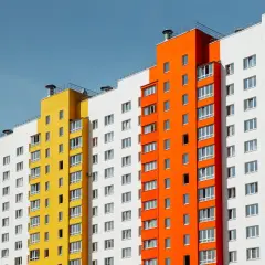 Kolorowe bloki mieszkalne. Kto sprawuje nadzór nad spółdzielniami mieszkaniowymi? Urząd nadzoru budowlanego.