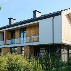 Nowoczesne mieszkanie na start lub budowa domu z drewna i betonu. Zieleń i błękitne niebo.