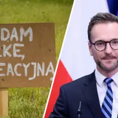 Tablica "Sprzedam działkę rekreacyjną" obok mężczyzny w garniturze, który może posiadać licencję pośrednika nieruchomości.