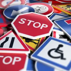 Kto stawia znaki drogowe na osiedlu? Poznaj zarządcę i procedury