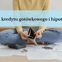 Osoba siedzi na podłodze otoczona rachunkami, pustym portfelem i kalkulatorem. Tekst na zdjęciu informuje o okresie karencji kredytu gotówkowego i hipotecznego.