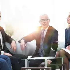Biznesmeni dyskutują, kto kontroluje radę nadzorczą spółdzielni mieszkaniowej.