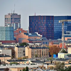 Widok na nowoczesne budynki i starszą zabudowę. Ile mieszkańców liczy Łódź? To miasto tętni życiem.