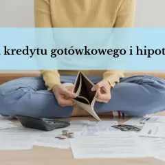 Osoba z pustym portfelem i rachunkami zastanawia się, karencja kredytu co to jest. Kalkulator i monety obok.