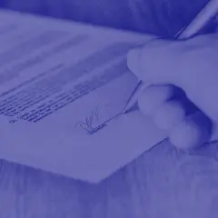 Dłoń podpisuje dokument, który może okazać się nieważny, gdy umowa najmu jest nieważna.