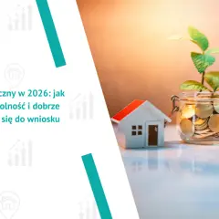 Kredyt hipoteczny w 2026: jak zwiększyć zdolność i dobrze przygotować się do wniosku. Słoik z monetami i roślinką, domki symbolizują inwestycję.