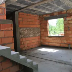 Budynek w budowie, ściany z pustaków ceramicznych, schody betonowe. Czy z takiego budynku gospodarczego można zrobić mieszkalny?