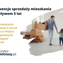 Rodzina z dziećmi wchodzi do nowego mieszkania z kartonami. Dowiedz się, jaki podatek od sprzedaży mieszkania przed upływem 5 lat.