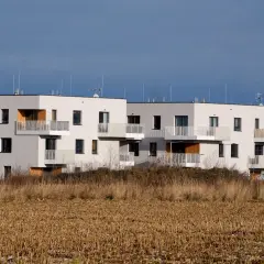 Nowoczesne bloki mieszkalne czekają na kupców. Jak sprzedać nieruchomość szybko i z zyskiem?