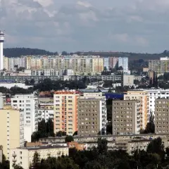 Osiedle z wielopiętrowymi blokami mieszkalnymi, w tle wieże telekomunikacyjne. Czy spółdzielnia mieszkaniowa to budżetówka?