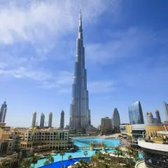 Burj Khalifa, jak nazywa się najwyższy budynek na świecie, góruje nad Dubajem, otoczony nowoczesną architekturą i basenem.