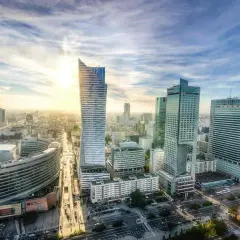 Warszawskie wieżowce w słońcu, symbol dynamicznego rozwoju i jeden z najszczęśliwszych miast w Polsce.