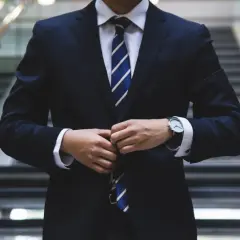 Biznesmen zapina marynarkę. Czy rada nadzorcza może odwołać prezesa? Pytanie o władzę w korporacji.