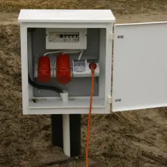Skrzynka elektryczna z zabezpieczeniami i gniazdami, gotowa do podłączenia. Zastanawiasz się, ile kosztuje założenie siły?
