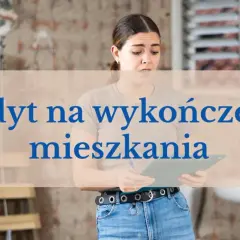 Kobieta planuje remont, analizując dokumenty. Potrzebny kredyt na wykończenie mieszkania ułatwi realizację marzeń o nowym domu.