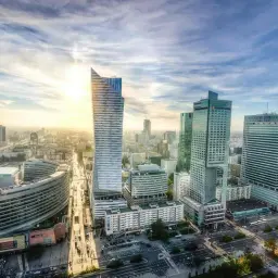 Warszawskie wieżowce w słońcu, symbol dynamicznego rozwoju i jeden z najszczęśliwszych miast w Polsce.