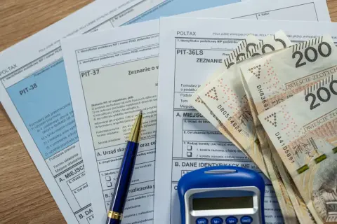 Formularze PIT, pieniądze i kalkulator. Czas rozliczyć się z urzędem skarbowym, a status mieszkaniowy to ważna informacja do wpisania.