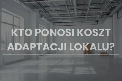 Puste, jasne wnętrze lokalu użytkowego z napisem "KTO PONOSI KOSZT ADAPTACJI LOKALU?". Rozważania o obowiązkach wynajmującego lokal użytkowy.