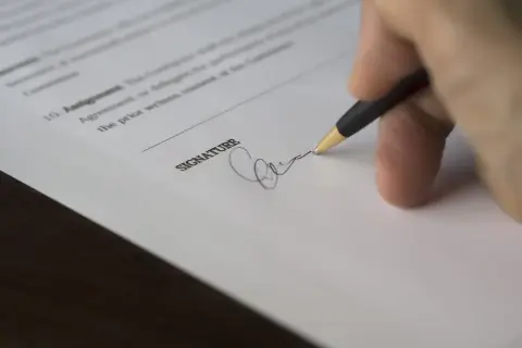 Podpisanie dokumentu. Zastanawiasz się, ile trwa kadencja prezesa spółdzielni mieszkaniowej? Formalności i podpisy to klucz do sprawnego zarządzania.