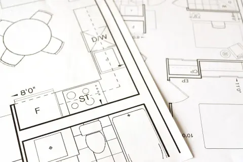 Plany architektoniczne ukazują adaptację projektu budowlanego, z zaznaczonymi kuchnią, łazienką i stołem.