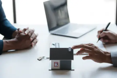 Na spotkaniu omawiane są formalności związane z kredytem hipotecznym. Klient czeka na decyzję banku, ile czasu ma bank na przelew kredytu hipotecznego.