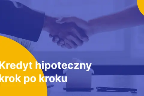 Uścisk dłoni symbolizujący transakcję. Na pierwszym planie model domu i tekst: "Kredyt hipoteczny krok po kroku".