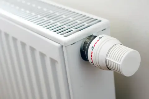 Termostat na grzejniku ustawiony na 4. To prosty sposób, jak obniżyć koszty ogrzewania w spółdzielni.