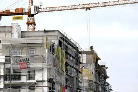 Ile zarabia deweloper miesięcznie? Zaskakujące różnice w wynagrodzeniach