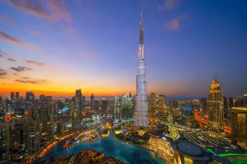 Zachód słońca nad Dubajem, z Burj Khalifa w centrum. To imponujące wieżowce, które pokazują, jak wysoki jest Burj Khalifa.