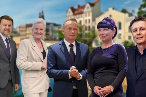 Pięć osób w eleganckich strojach. Czy zastanawiasz się, ile zarabia prezes spółdzielni mieszkaniowej?