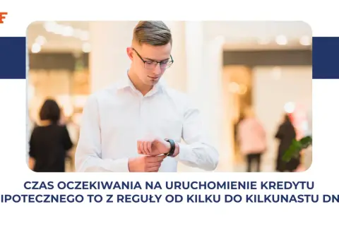 Mężczyzna w białej koszuli sprawdza zegarek. Czas oczekiwania na uruchomienie kredytu hipotecznego to zazwyczaj od kilku do kilkunastu dni.