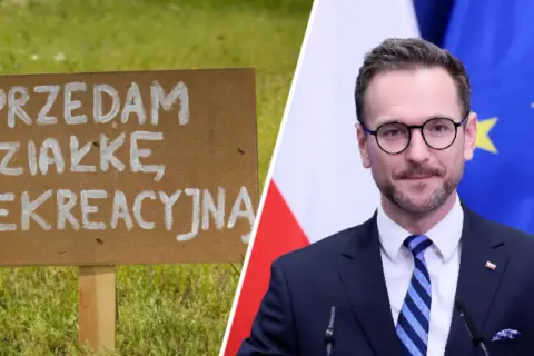 Tablica "Sprzedam działkę rekreacyjną" obok mężczyzny w garniturze, który może posiadać licencję pośrednika nieruchomości.