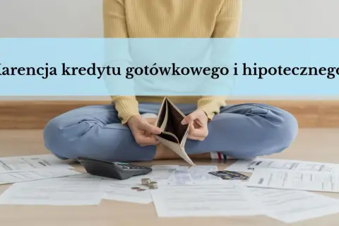 Osoba siedzi na podłodze otoczona rachunkami, pustym portfelem i kalkulatorem. Tekst na zdjęciu informuje o okresie karencji kredytu gotówkowego i hipotecznego.