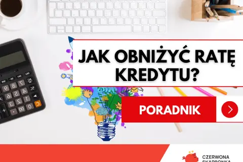Kalkulator, klawiatura i kolorowe kredki na biurku. Napis "JAK OBNIŻYĆ RATĘ KREDYTU?" sugeruje poradnik finansowy.