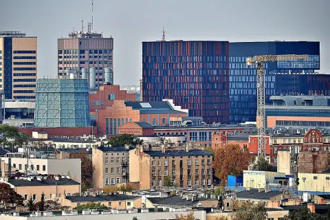 Widok na nowoczesne budynki i starszą zabudowę. Ile mieszkańców liczy Łódź? To miasto tętni życiem.