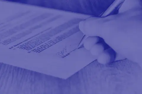 Dłoń podpisuje dokument, który może okazać się nieważny, gdy umowa najmu jest nieważna.