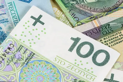 Zbiór polskich banknotów, w tym 100 złotych. Obrazek nawiązuje do kodeksu cywilnego i obowiązków wynajmującego.