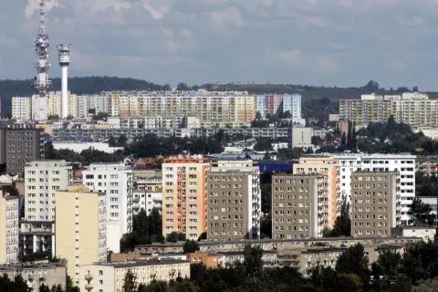 Osiedle z wielopiętrowymi blokami mieszkalnymi, w tle wieże telekomunikacyjne. Czy spółdzielnia mieszkaniowa to budżetówka?