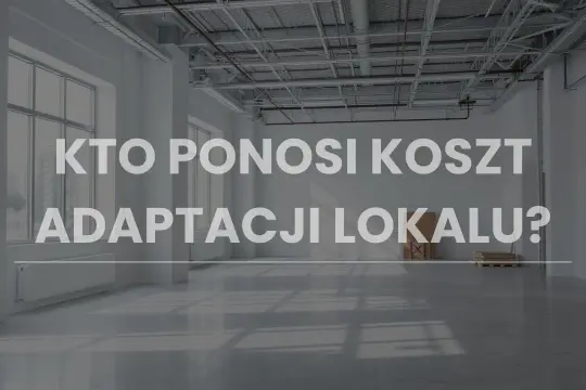 Puste, jasne wnętrze lokalu użytkowego z napisem "KTO PONOSI KOSZT ADAPTACJI LOKALU?". Rozważania o obowiązkach wynajmującego lokal użytkowy.