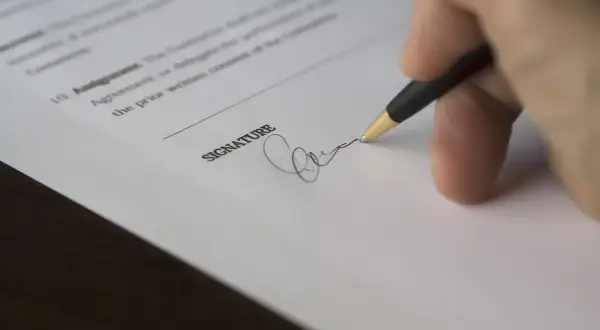 Podpisanie dokumentu. Zastanawiasz się, ile trwa kadencja prezesa spółdzielni mieszkaniowej? Formalności i podpisy to klucz do sprawnego zarządzania.